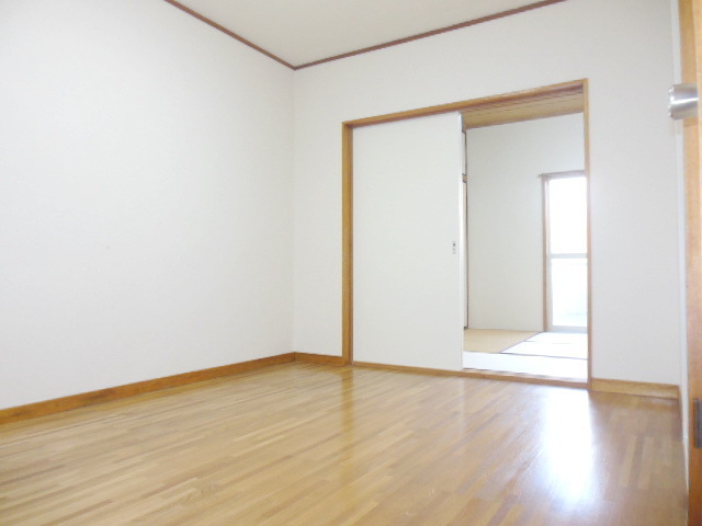 Living and room. Spacious dining kitchen