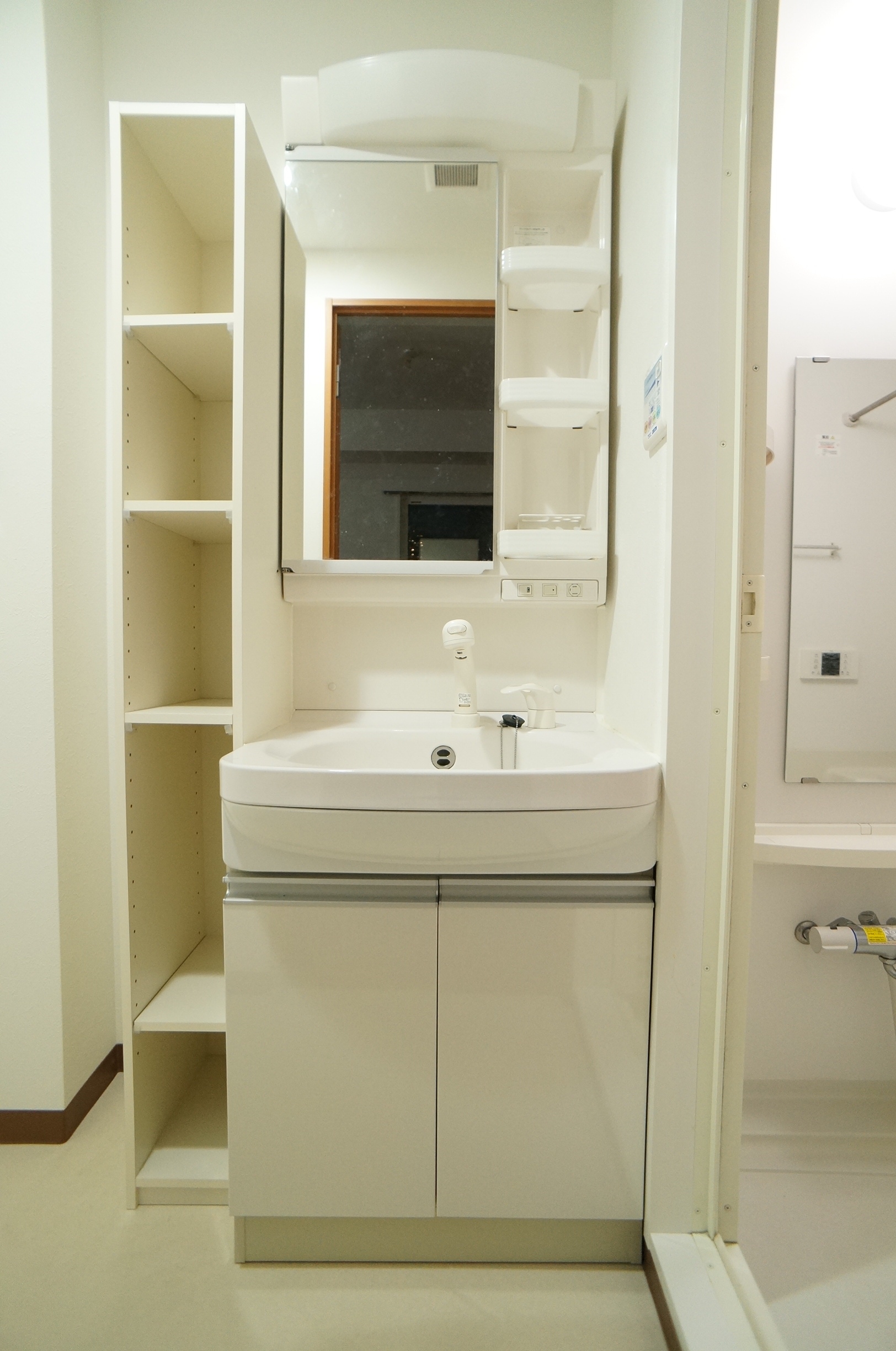 Washroom. Independent wash basin