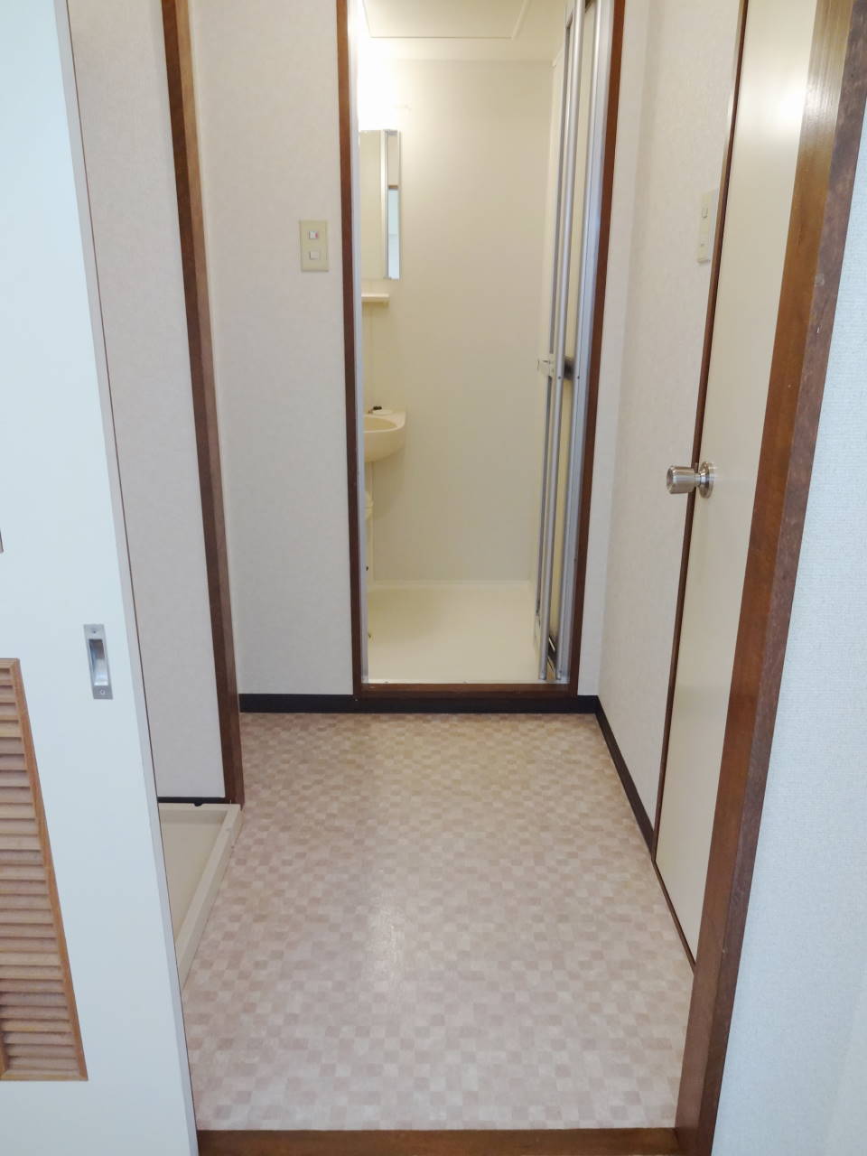 Washroom. There is a partition door to the dressing room space ☆