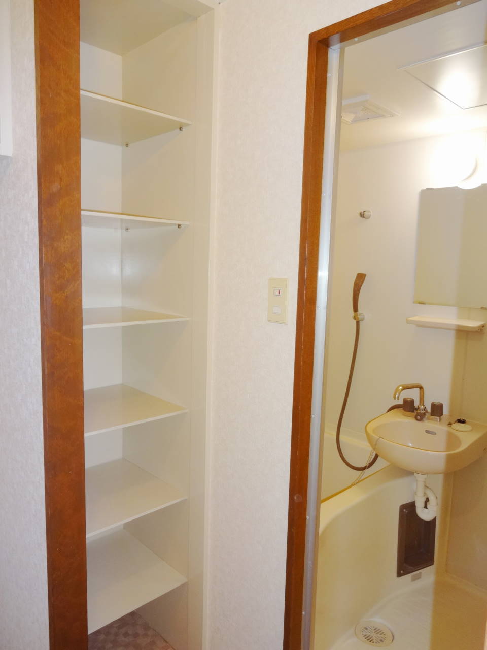 Other Equipment. There is a shelf that can be stored and towel ☆