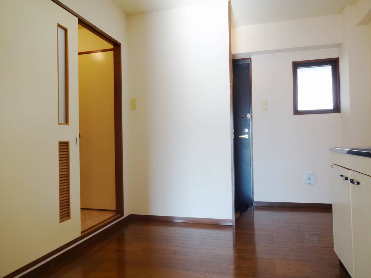 Entrance. So as not to overlook is directly in the room from the front door, There is also a wall ☆