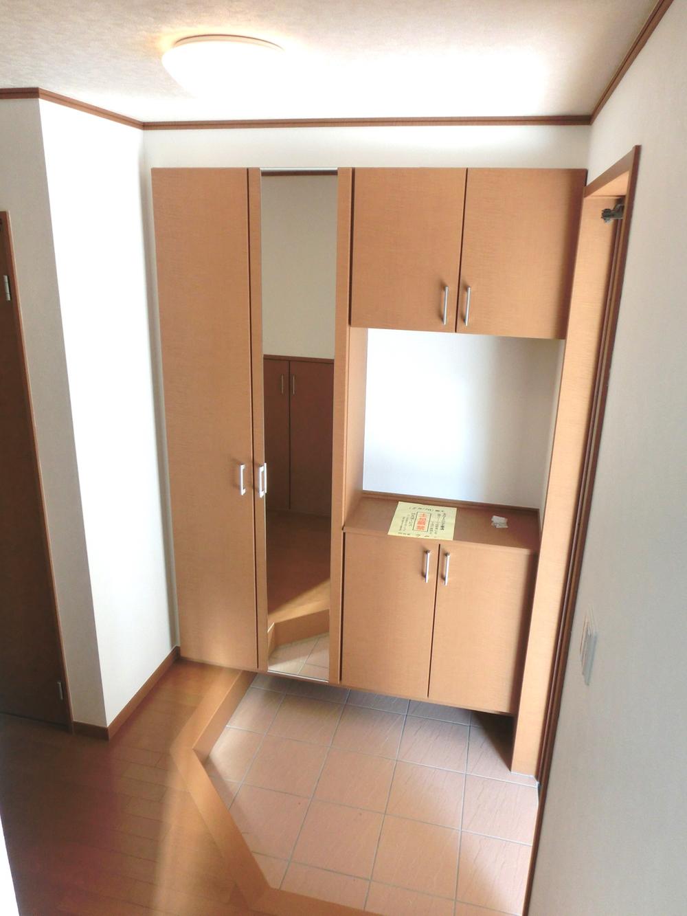 Receipt. Shoes cloak established a wide type! It can be stored a lot of shoes.