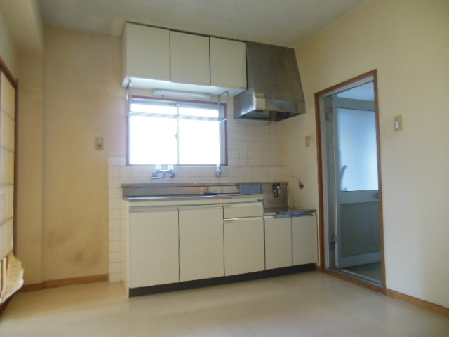 Living and room. 7.5 Pledge DK with a small window