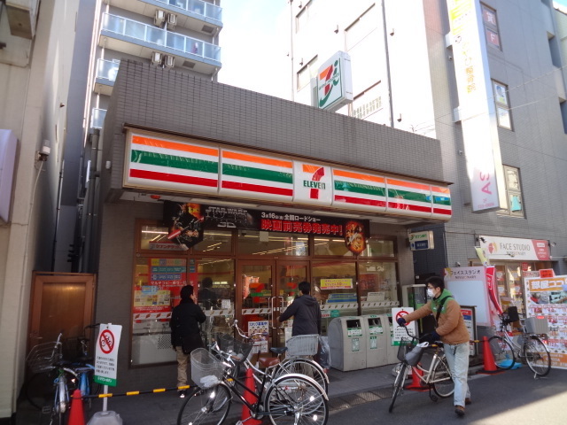 Convenience store. 300m to Seven-Eleven (convenience store)
