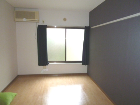 Living and room. It is a photograph of the previous offering was a separate room. Possibility Yu accent Cross changes