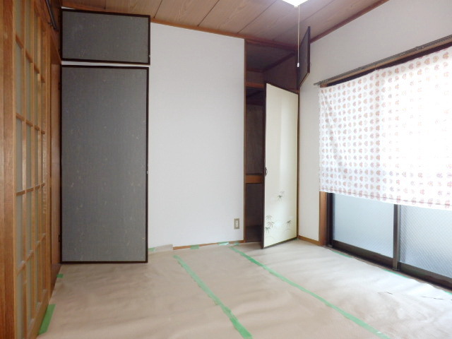 Other room space. Under the sun protection sheet is tatami