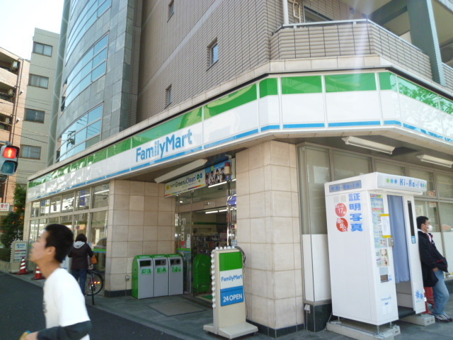 Convenience store. 550m to Family Mart (convenience store)