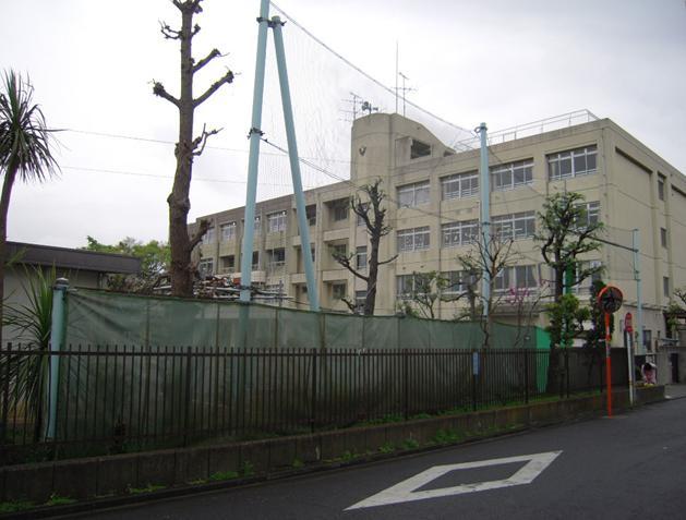 Primary school. 320m to the Kawasaki Municipal Kariyado Elementary School