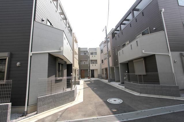 Local photos, including front road. Local (10 May 2013) Shooting