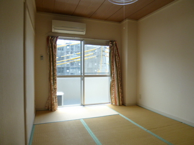 Living and room. Southwest side Japanese-style room
