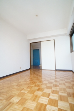 Living and room. Western-style 6 Pledge
