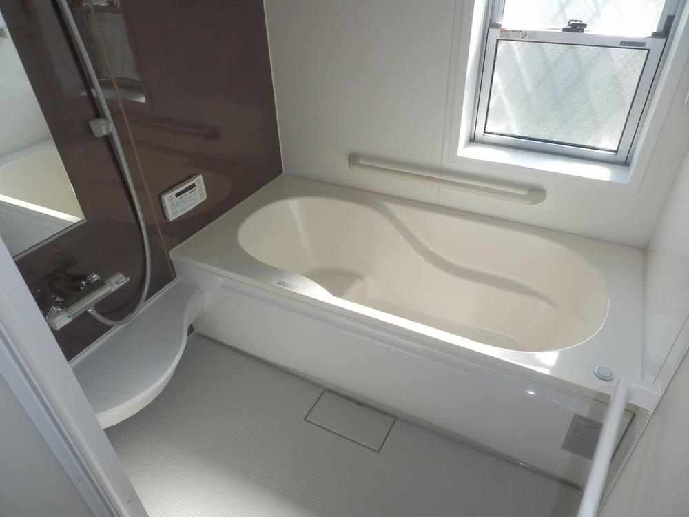 Same specifications photo (bathroom). You can soak slowly stretched out foot!