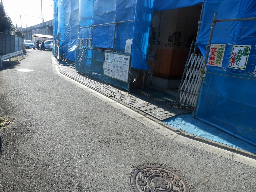 Local photos, including front road. Yang per good!