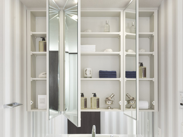 Bathing-wash room.  [Three-sided mirror back storage] Toothbrush and hair care products, Cosmetics such as Maeru Kagamiura storage. It is a feeling of pressure-free flat-screen storage.