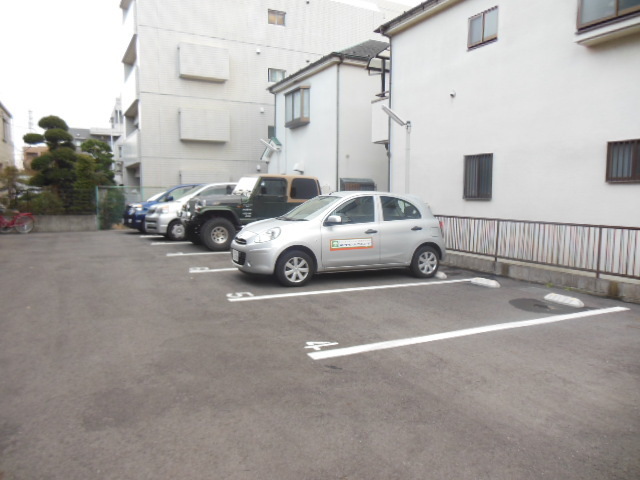 Parking lot. On-site parking!