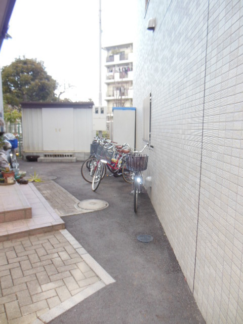 Other common areas. Bicycle-parking space!