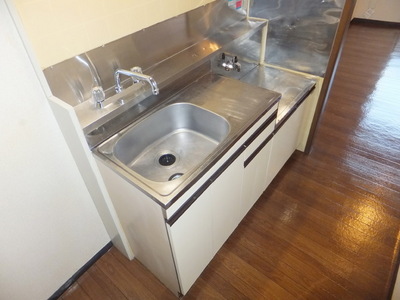 Kitchen. Two-necked gas stove installation Allowed
