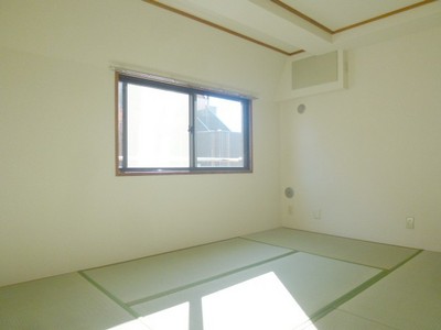 Living and room. South-facing bright Japanese-style. Housing 1 between a half