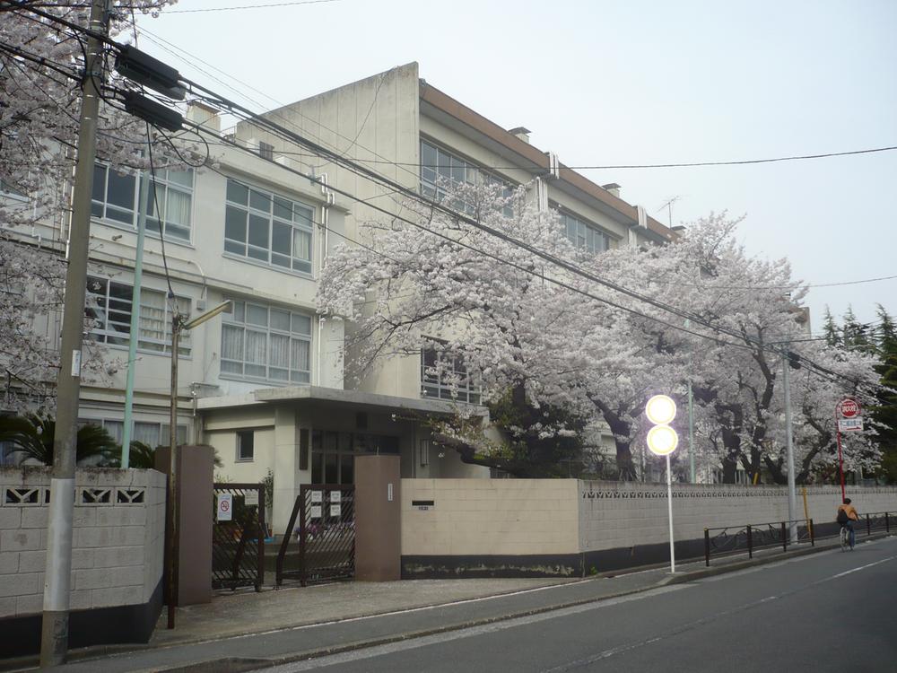 Junior high school. 720m to the Kawasaki Municipal Sumiyoshi Junior High School