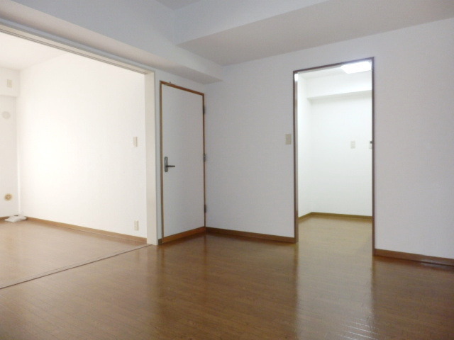 Other room space. Room of bright impression in the two-sided lighting