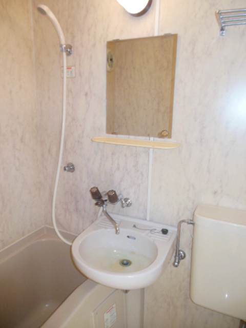 Washroom. ◇ Wash basin ◇