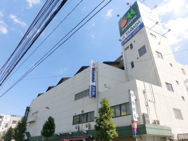 Supermarket. Maruetsu to (super) 820m