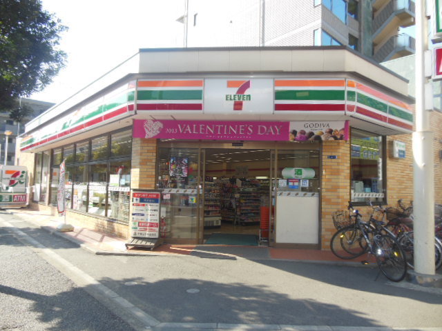 Convenience store. Seven toilets Eleven! (Convenience store) to 260m