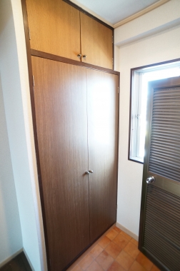 Entrance. Cupboard