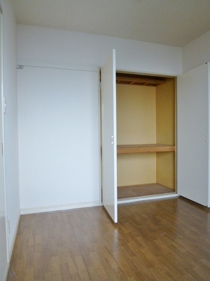 Living and room. Entrance side Western-style. Receipt With coat hanger