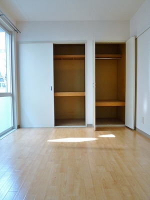 Living and room. South Western-style. Storage of wall-to-wall! There is also a coat hanger.