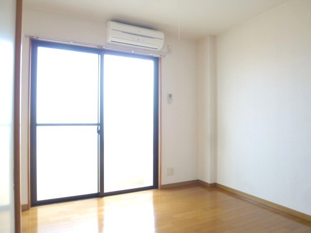 Living and room. Air conditioning is one group facilities.