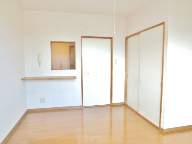 Living and room. Western-style as seen from the balcony side.