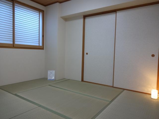 Non-living room. LDK adjacent of the Japanese-style room is also useful as a drawing room.