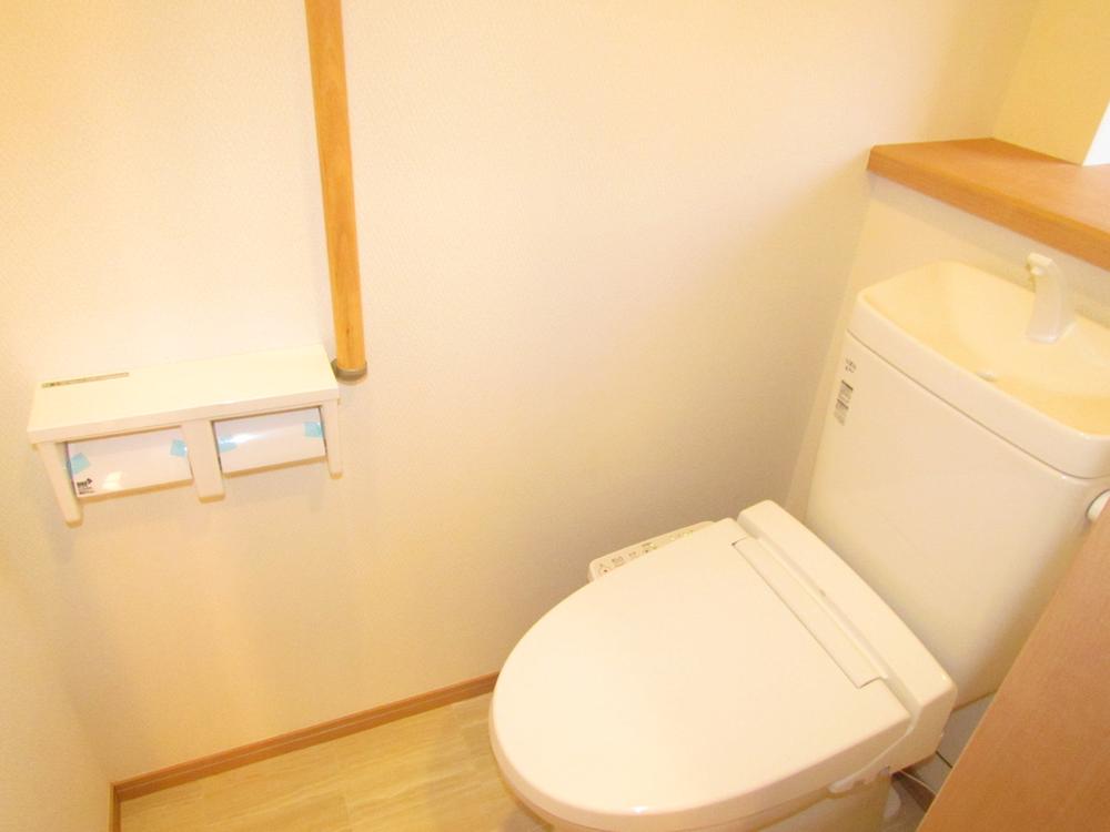 Power generation ・ Hot water equipment. Toilet spacious also with handrail