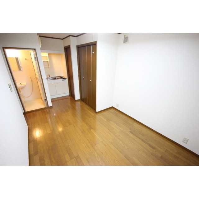 Living and room. Clean room! !