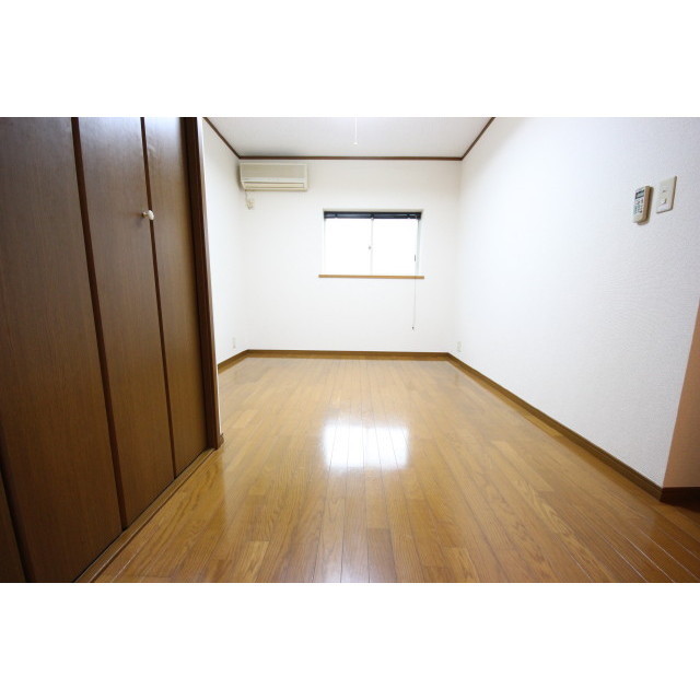 Living and room. It is air-conditioned! !
