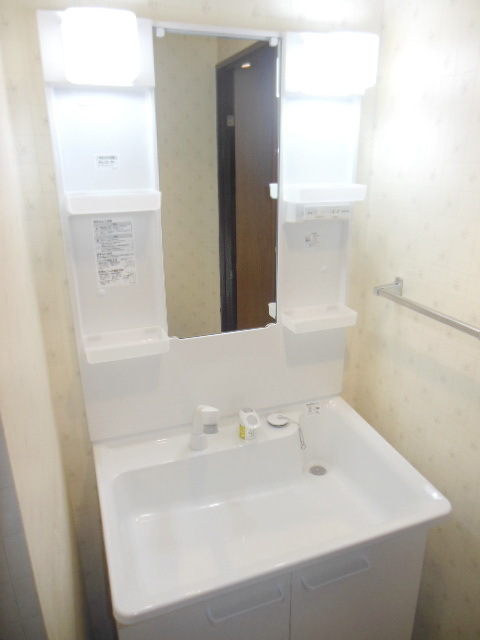 Washroom. Independent wash basin