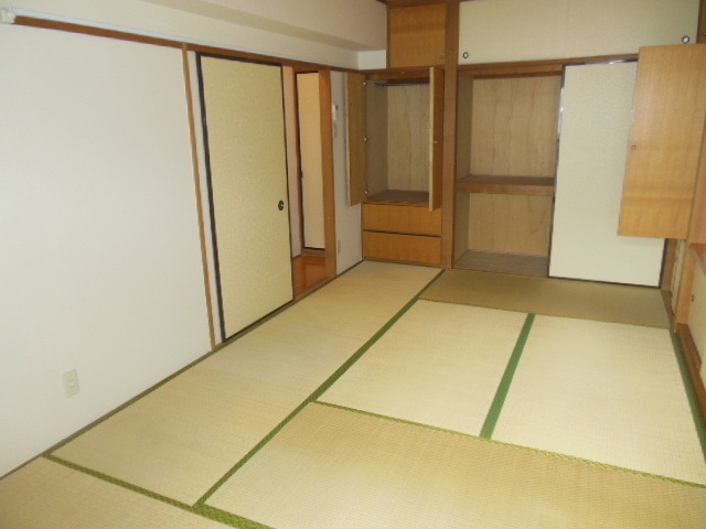 Living and room. Japanese-style room of Calm! !