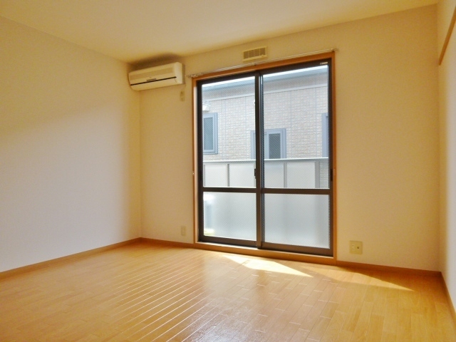 Living and room. South-facing 7.2 tatami rooms