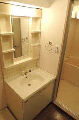 Washroom. With separate wash basin ☆