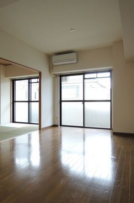 Kitchen. Living is spacious 13.8 Pledge!