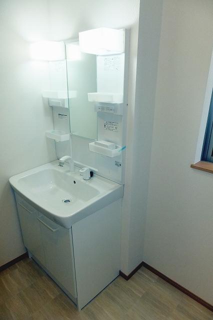 Wash basin, toilet. Indoor (24 December 2013) Shooting
