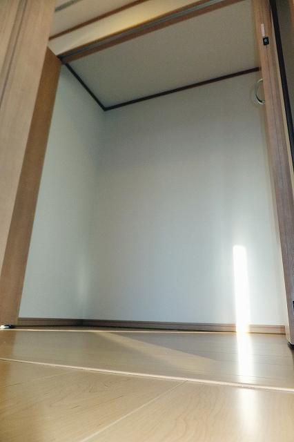 Balcony. I have a such a big closet on the third floor hallway! Housing wealth! (December 24, 2013) Shooting