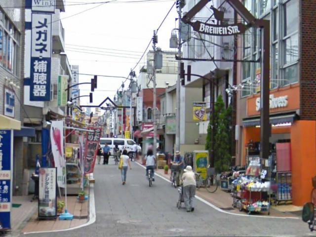 Streets around. Is as extending to the west from 150m source Sumiyoshi Station to Bremen Street. It is lined with many shops.