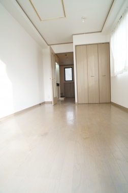 Living and room. Western-style 6.8 Pledge