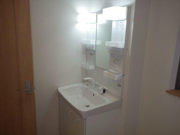 Wash basin, toilet. Wash basin