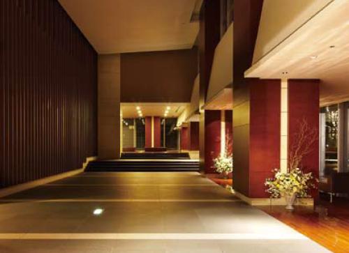 Entrance. A porte-cochere entrance, Luxury entrance hall (photo), Including the guest room, Hotel-like shared space attractive. Likely behind a comfortable life Station (December 2010 shooting)