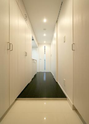 Entrance. Image (type different)