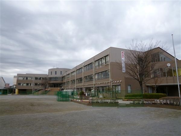 Junior high school. 1119m to the Kawasaki Municipal Ida Junior High School