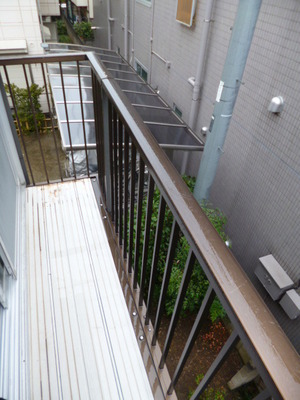 Balcony. There is a balcony! 